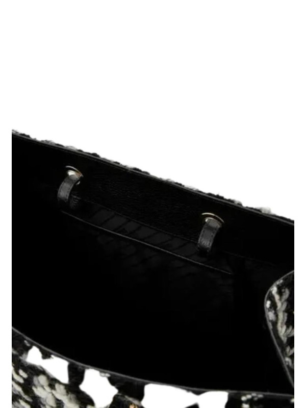 121996-Shopping-in-lana-Patrizia-Pepe-8B0157-A319.png