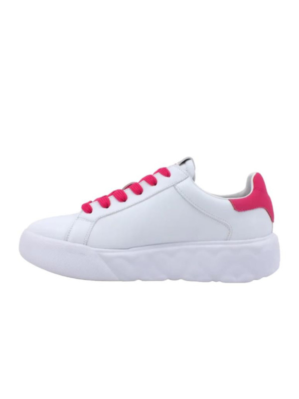 120215-Sneakers-Love-Moschino-JA15914G0HIAJ.png