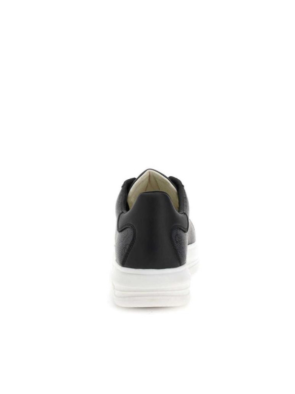 122485-Sneakers-Guess-FM8VIBFAM12.png